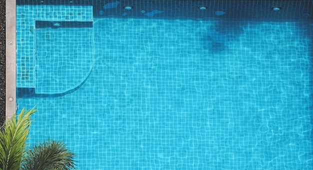 Piscine et bain moussant pour se détendre en été et angle de vue à vol d'oiseau