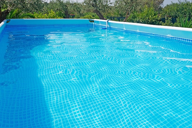 Piscine bleue entourée de végétation