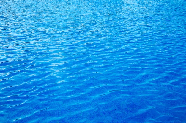 Piscine bleue, fond d'eau dans la piscine.