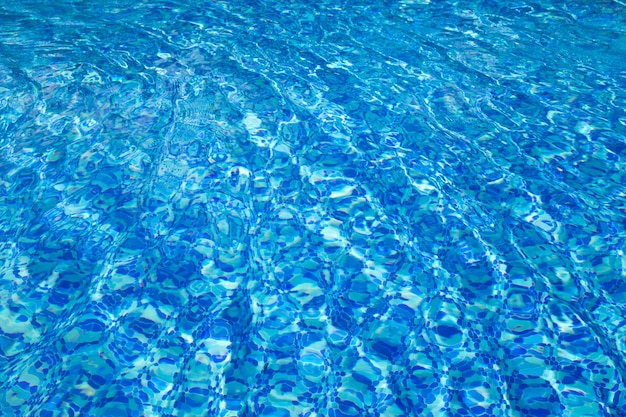 Piscine bleue, fond d'eau dans la piscine.