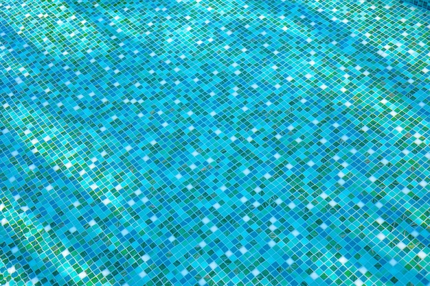 Piscine bleue avec fond de motif de carreaux de mosaïque pour un fond frais et frais d'été confortable