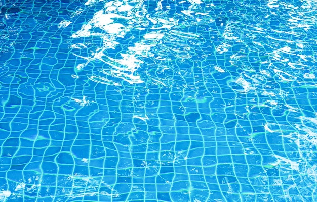 Piscine bleue avec surface ondulée