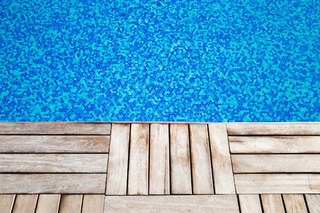 Piscine bleuefond d'eau dans la piscine