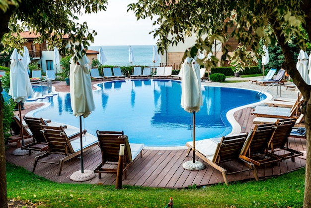 Piscine en bord de mer, matin en mer