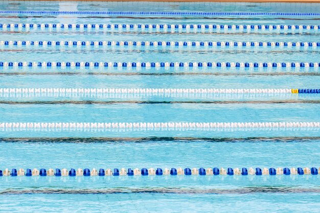 Piscine De Compétition Avec Pistes Ou Couloirs