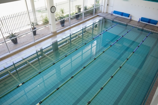 Photo piscine dans le club de fitness