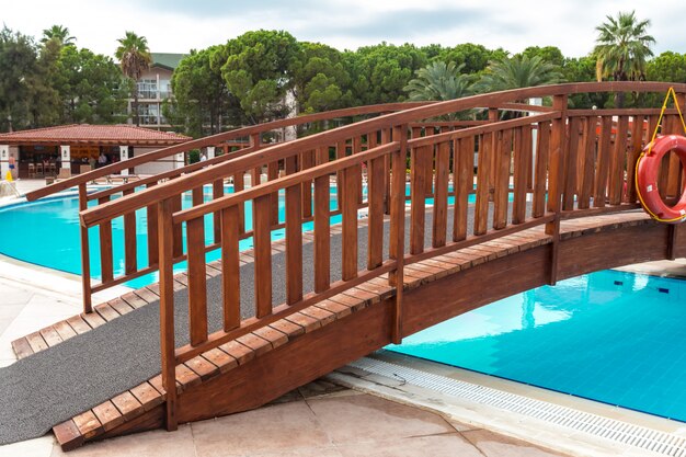 Piscine dans condominium de luxe