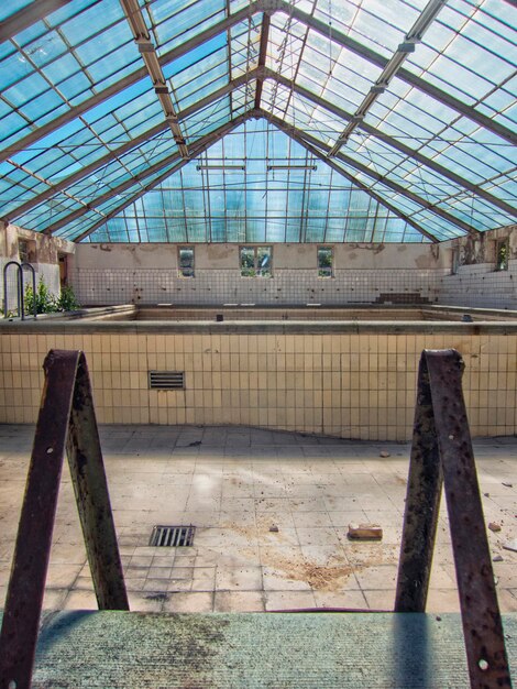 Photo piscine dans un hôpital abandonné