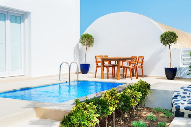 Piscine dans un hôtel. Station balnéaire grecque de luxe, île de Santorin, Grèce