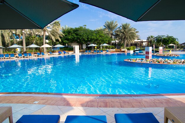 Piscine dans l'hôtel