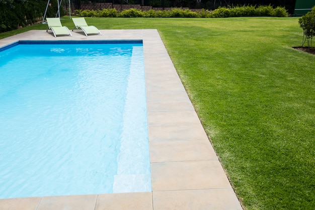 Piscine dans le jardin