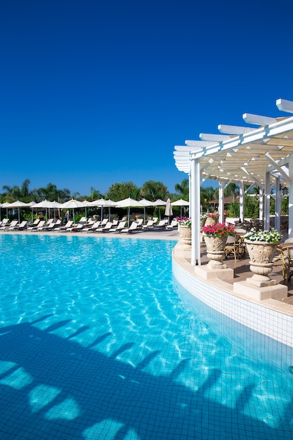 Piscine dans le jardin