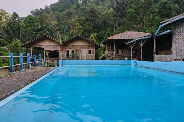 Une piscine dans un paysage pittoresque