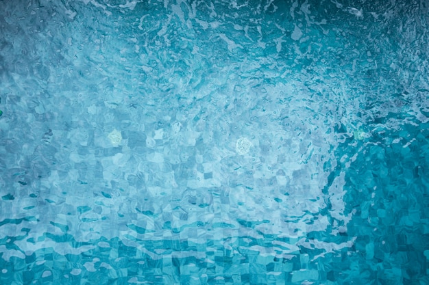 Piscine avec débit d&#39;eau, espace copie, concept de vacances d&#39;été.