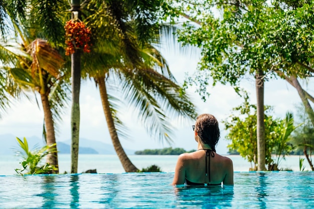 Piscine à débordement sur une île exotique