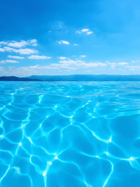 Piscine à débordement le jour d'été, vacances d'été