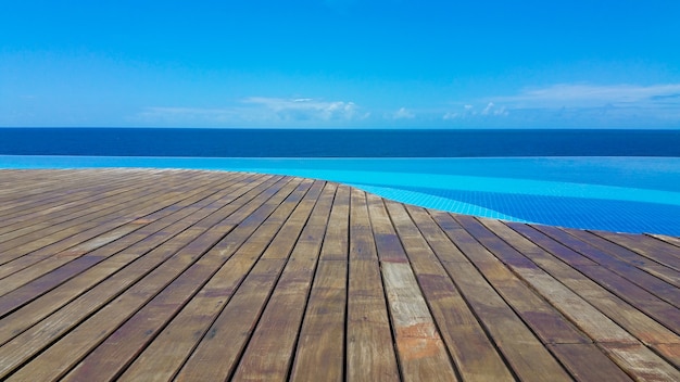 Piscine à débordement avec vue sur la mer et le ciel bleu