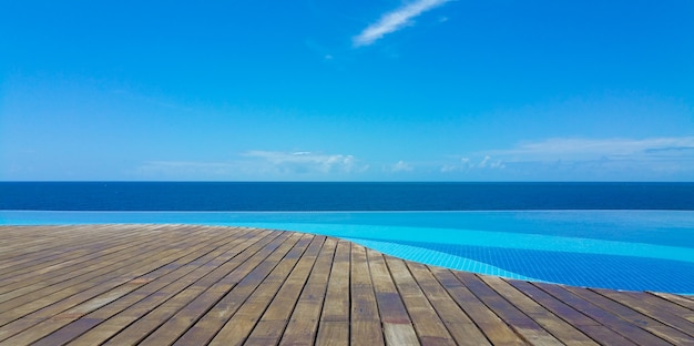 Piscine à débordement avec vue sur la mer et le ciel bleu