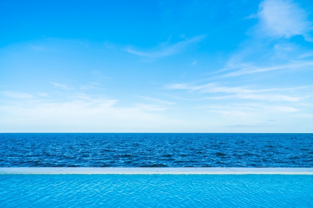 Piscine à débordement avec vue sur la mer et l&#39;océan sur le ciel bleu