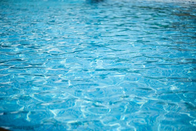 Piscine Eau bleue dans la piscine Repos d'été Été