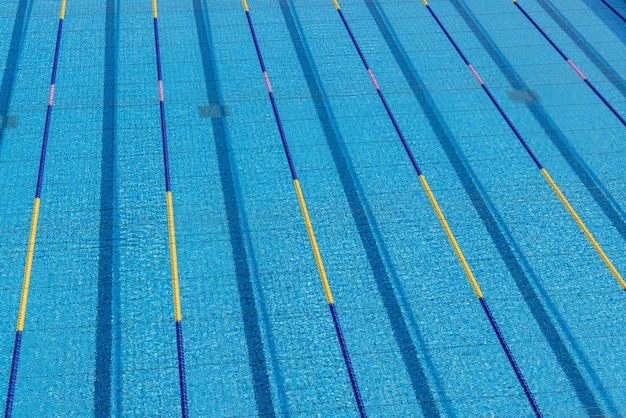 Une piscine avec de l'eau bleue propre