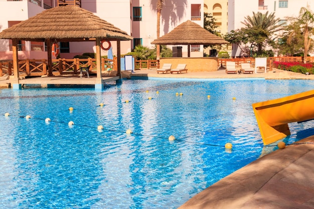 Piscine à l'eau claire dans un complexe tropical