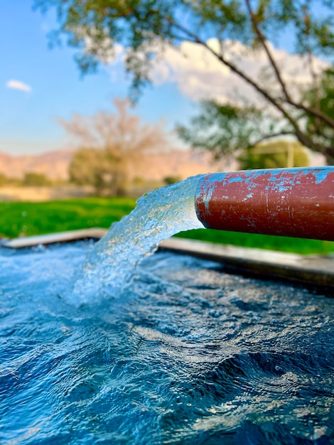 Une piscine avec de l'eau qui en sort