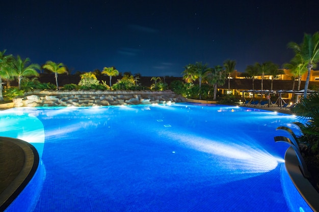 Piscine en éclairage nocturne. station balnéaire tropicale la nuit