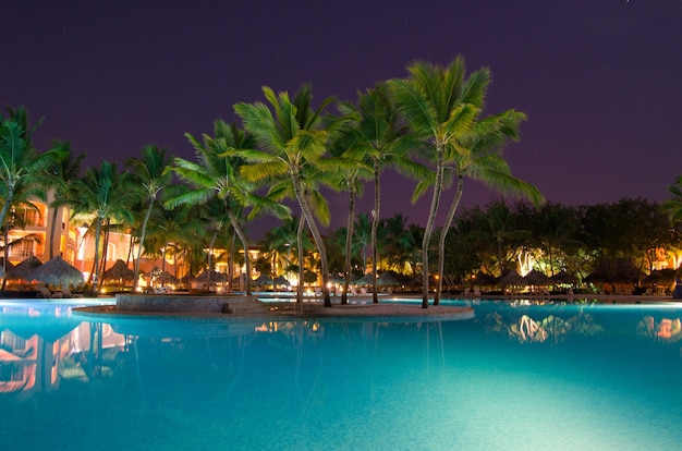 Piscine en éclairage nocturne