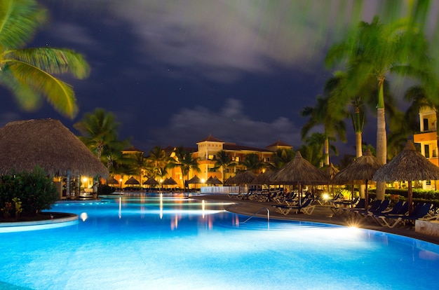 Piscine en éclairage nocturne