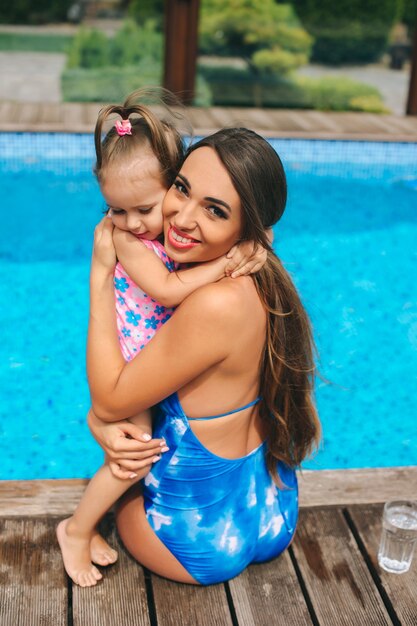 Piscine enceinte mère et enfant