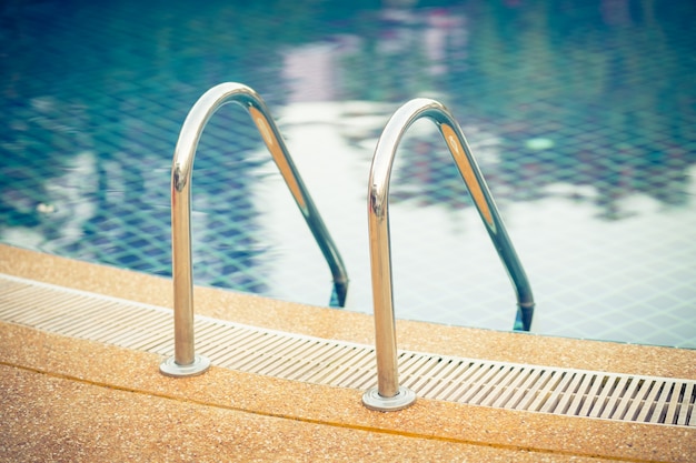 Piscine avec escalier au centre sportif