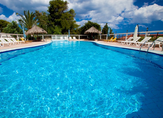 Piscine avec escalier à l'hôtel, Grèce