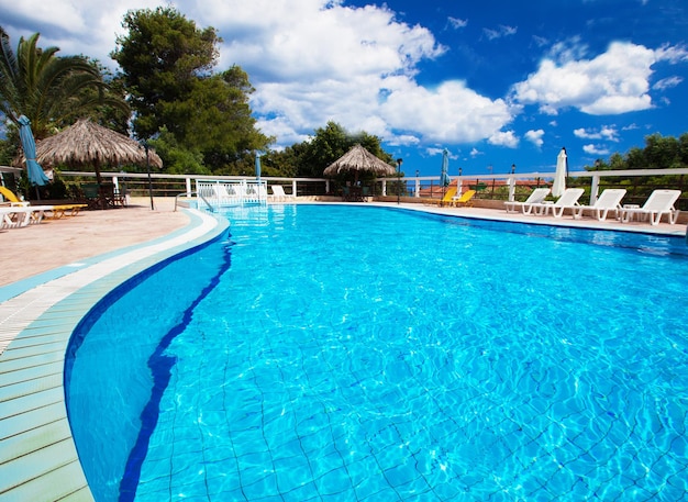 Piscine avec escalier à l'hôtel Grèce