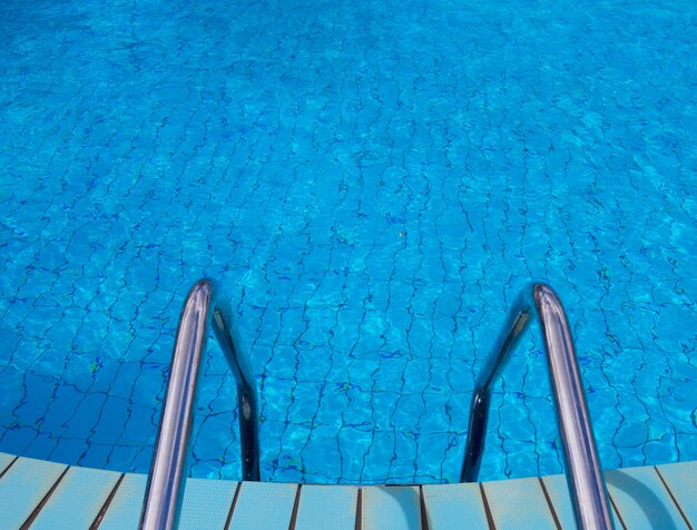 Piscine avec escalier à l'hôtel en gros plan