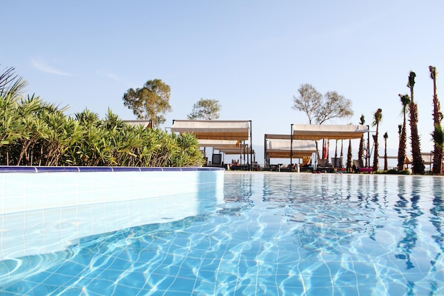 La piscine est à l'extérieur