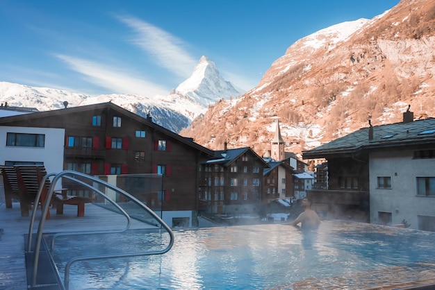 Piscine extérieure à débordement de luxe avec une vue imprenable sur le sommet du Cervin