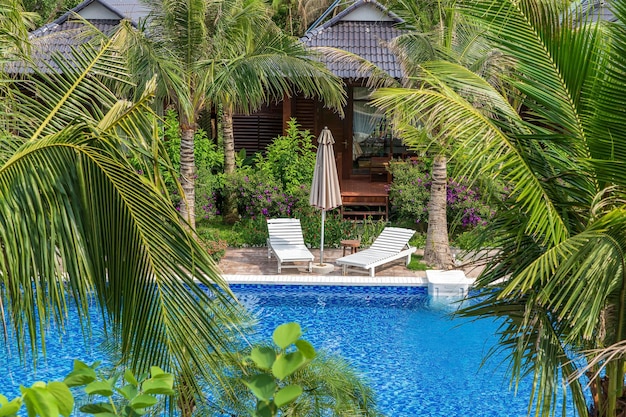 Piscine extérieure d'été et chaises longues près de la mer sur la plage tropicale de l'île de Phu Quoc Vietnam Concept de la nature et de l'environnement