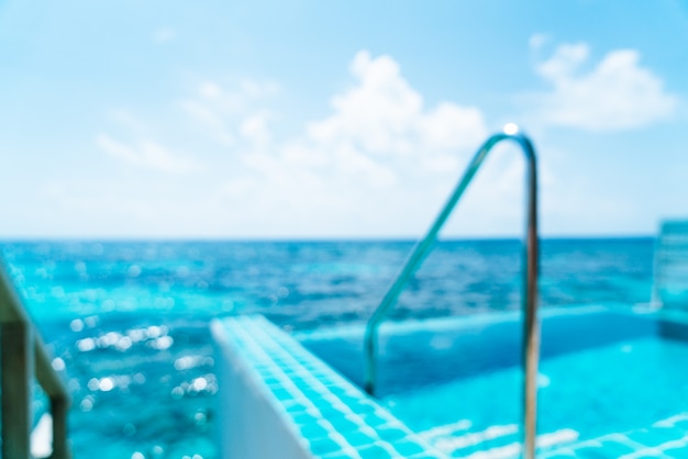 Piscine flou abstrait et fond de la mer aux Maldives