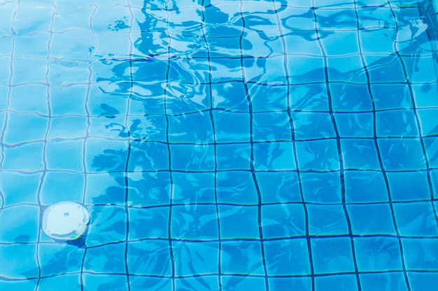 Piscine avec un flou de vague