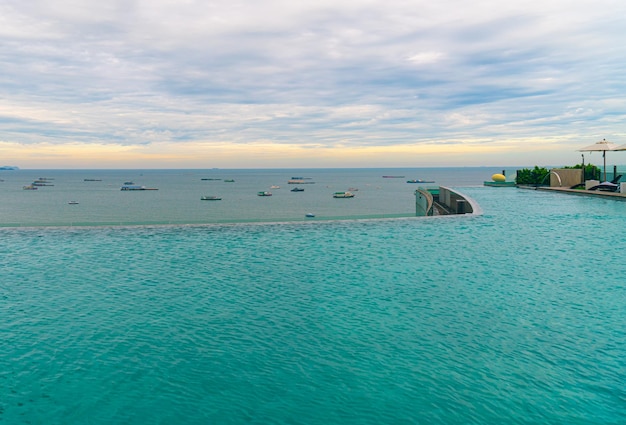 Piscine avec fond de mer océan et bateau