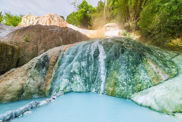 Piscine géothermique et source chaude en Toscane Italie Bagni San Filippo cascade thermale naturelle le matin sans personne La baleine blanche au milieu de la forêt