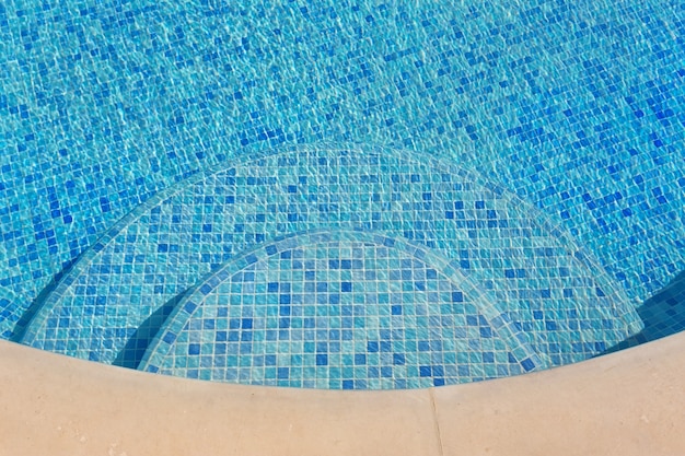 Piscine, gros plan, avec de l'eau bleue.