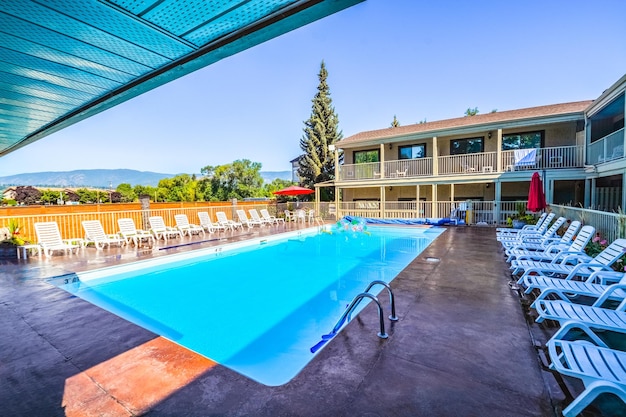 Une piscine d'hôtel avec des chaises longues sur le côté