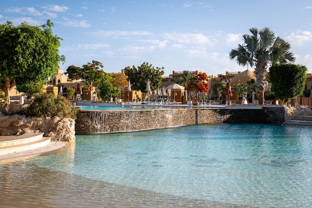 Piscine de l'hôtel avec de l'eau bleue