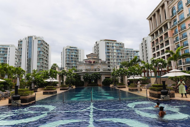 Photo la piscine de l'hôtel est entourée de grands immeubles.