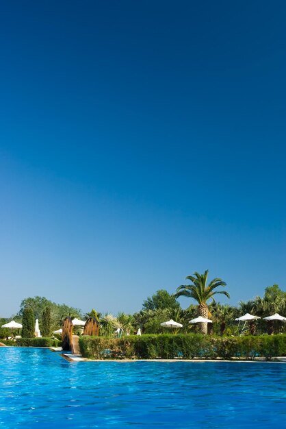 Piscine à l'hôtel grec luxueux