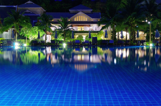 Piscine de l'hôtel la nuit