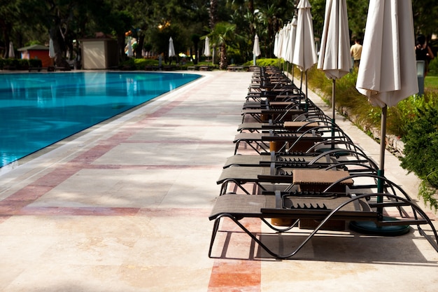 Piscine de l'hôtel vacances d'été dans la zone de détente des pays tropicaux chauds