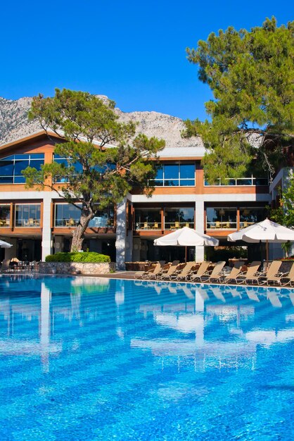 Piscine de l'hôtel de villégiature méditerranéen en Turquie